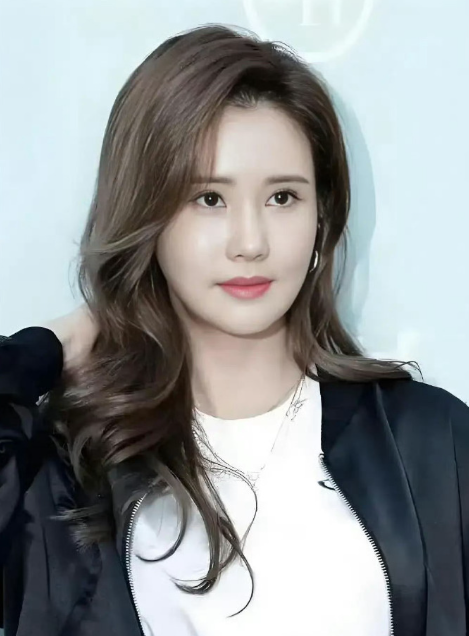 网友评论：“刘荷娜比李多海狠，李多海还能看得出来，刘荷娜是直接换脸了。”明明很