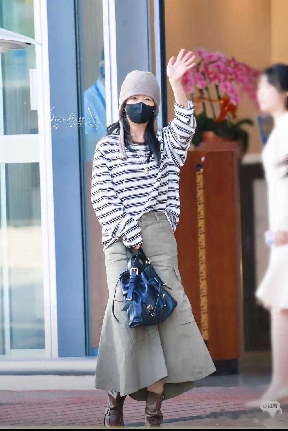 杨紫这一身简直就是灾难，宽松上衣和鱼尾裙不搭，长款鱼尾裙和靴子更不搭。