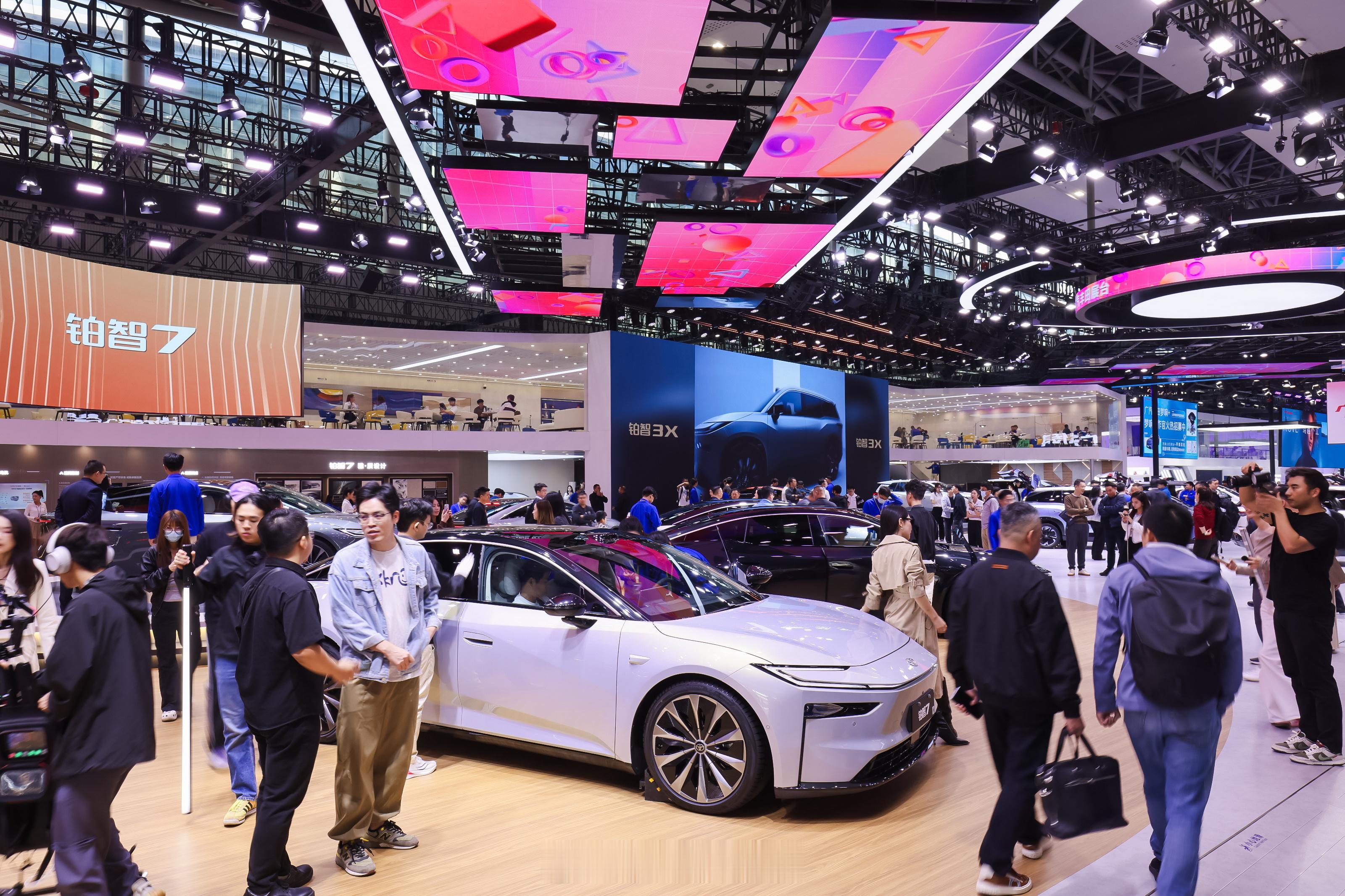 这次广州车展是丰田发布的铂智7热度很高，看车的人也很多，结合价格看，确实还挺香的