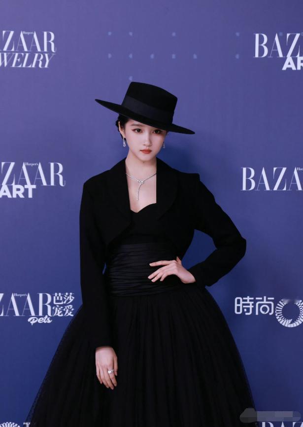 关晓彤的美貌被低估了，这是关晓彤首次挑战此类风格，适配度拉满，复古又摩登，黑色宽