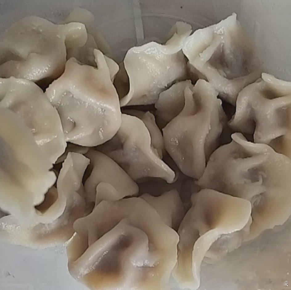 三人的午餐，一人吃牛肉饺子，一人吃羊肉烩面，而我吃盖浇米饭！一家人三种口味各不相