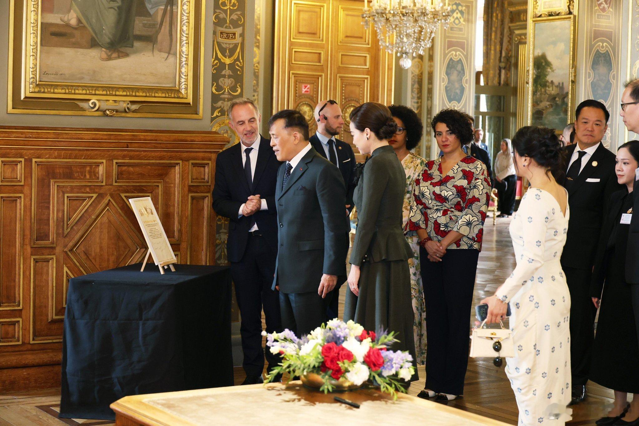 泰国王室🇹🇭🇫🇷6月30日，哇集拉隆功国王和苏提达王后、思蕊梵娜瓦瑞公