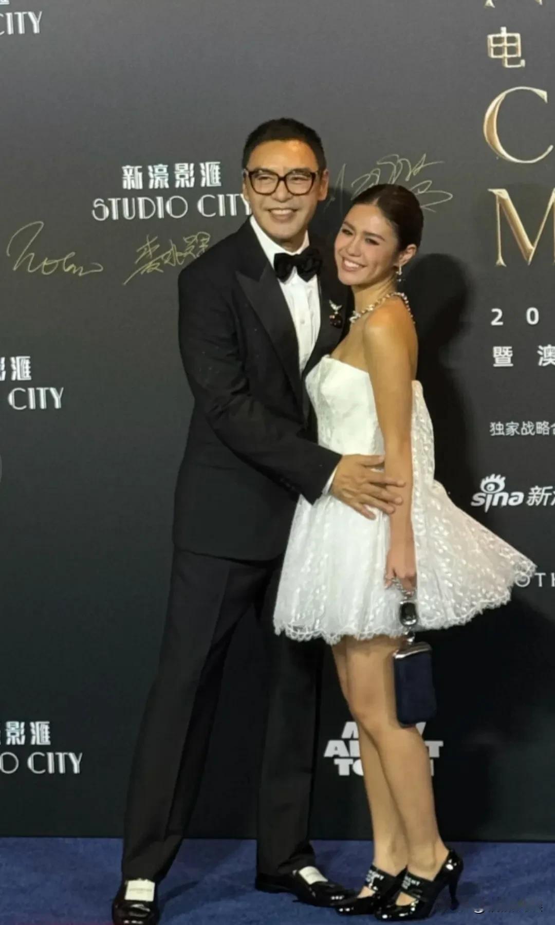 72岁的港星钟镇涛和21岁的女儿钟懿，现身澳门参加活动。真的很难把钟镇涛跟古稀