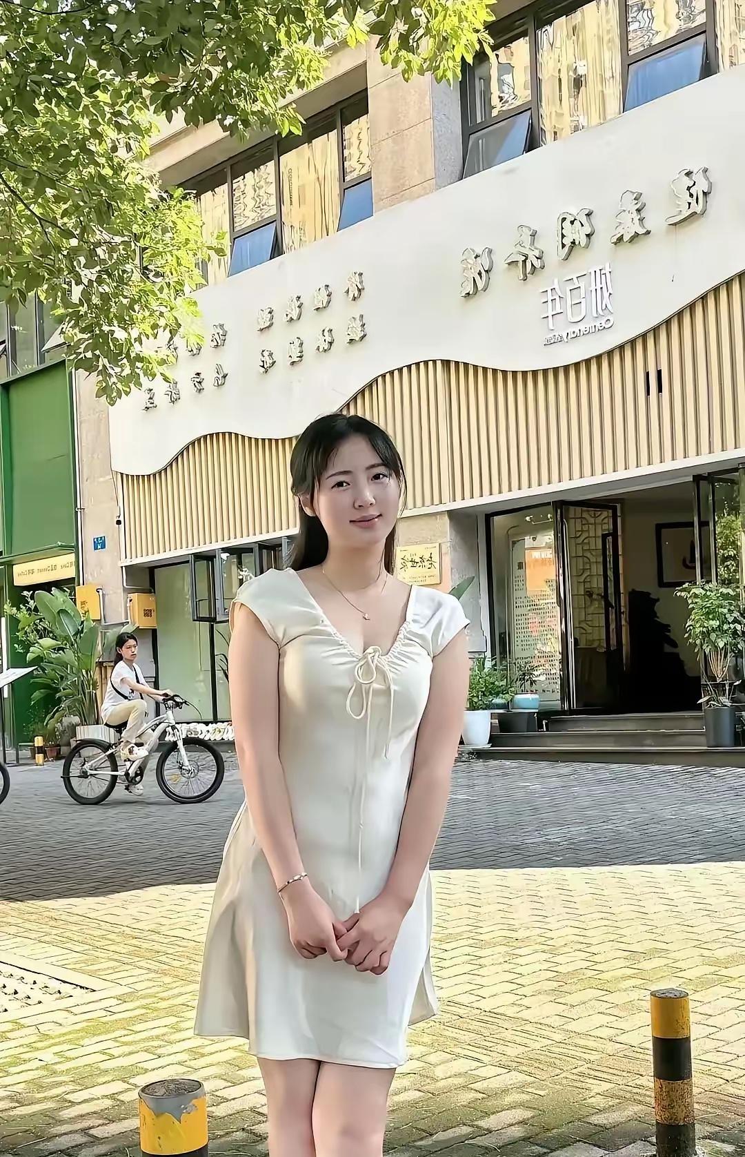 夏日清新穿搭，白色连衣裙，优雅气质满满！