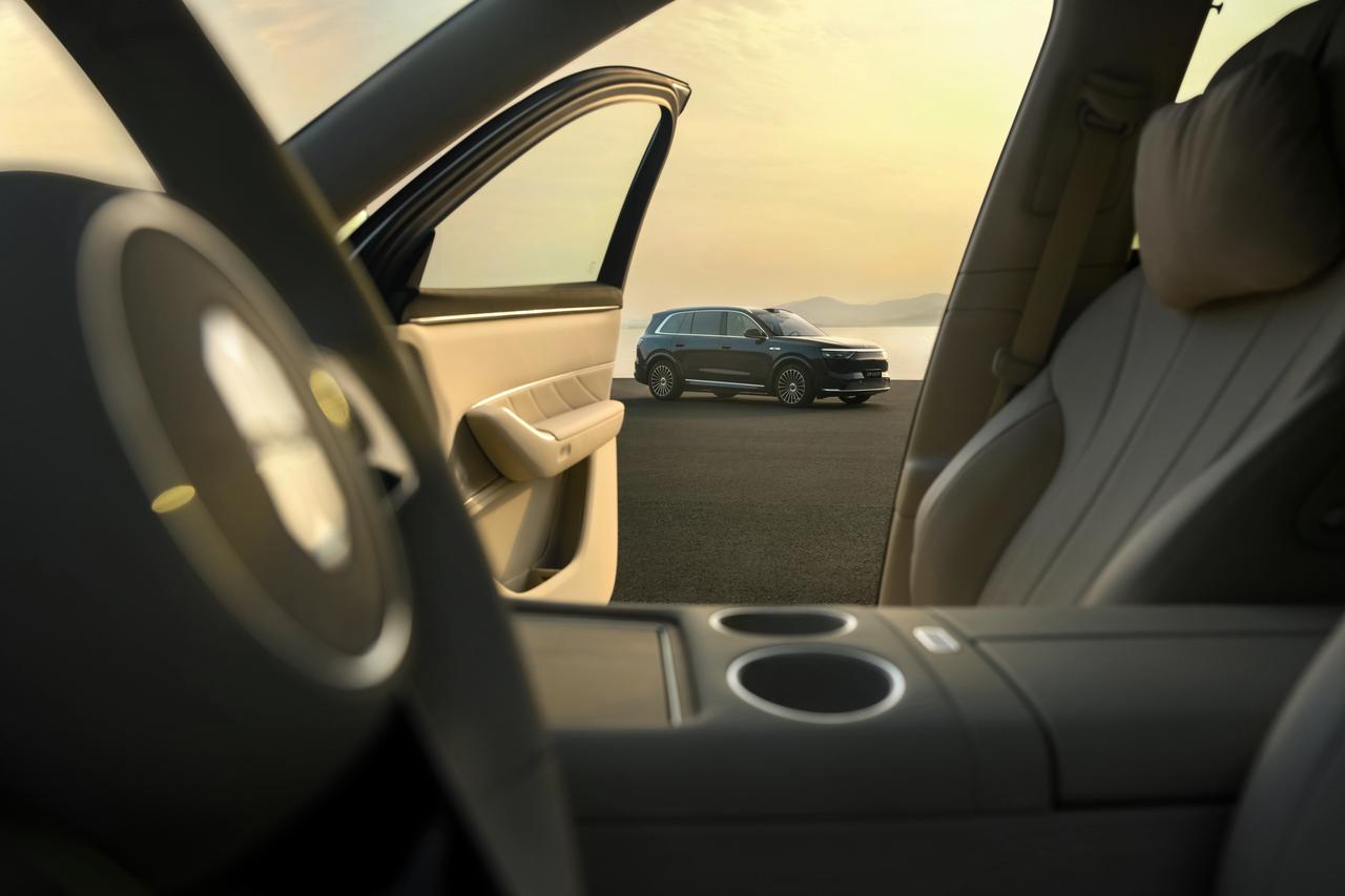 稳踞40万级销冠宝座，问界M8打破垄断重塑市场格局在35-45万高端大型SUV