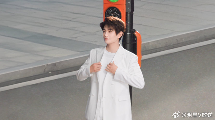 丁禹兮全白少年感造型丁禹兮两种造型切换自如，全白造型更是将干净少年感拉满。简约纯