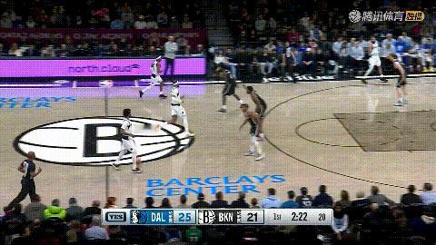 独行侠神射手克莱-汤普森终于显灵了！在今天独行侠客场挑战篮网的比赛中，当时比赛进
