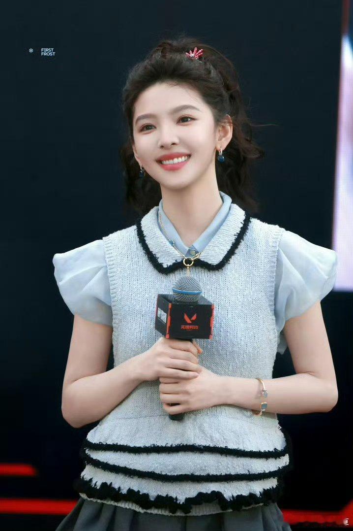 章若楠和任敏是一个公司的吧他们公司是不是只有章若楠一个美女