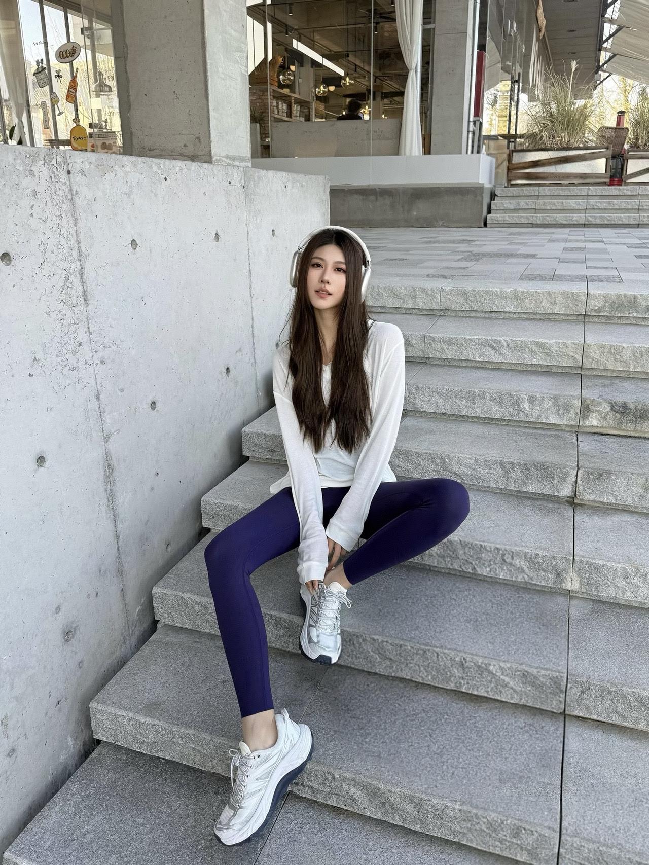 静坐石阶上，耳畔风声轻