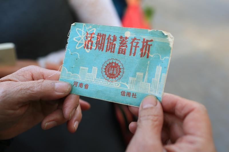 我妈天天催我存钱，她还说，存100万其实很简单。一天存2740元，坚持