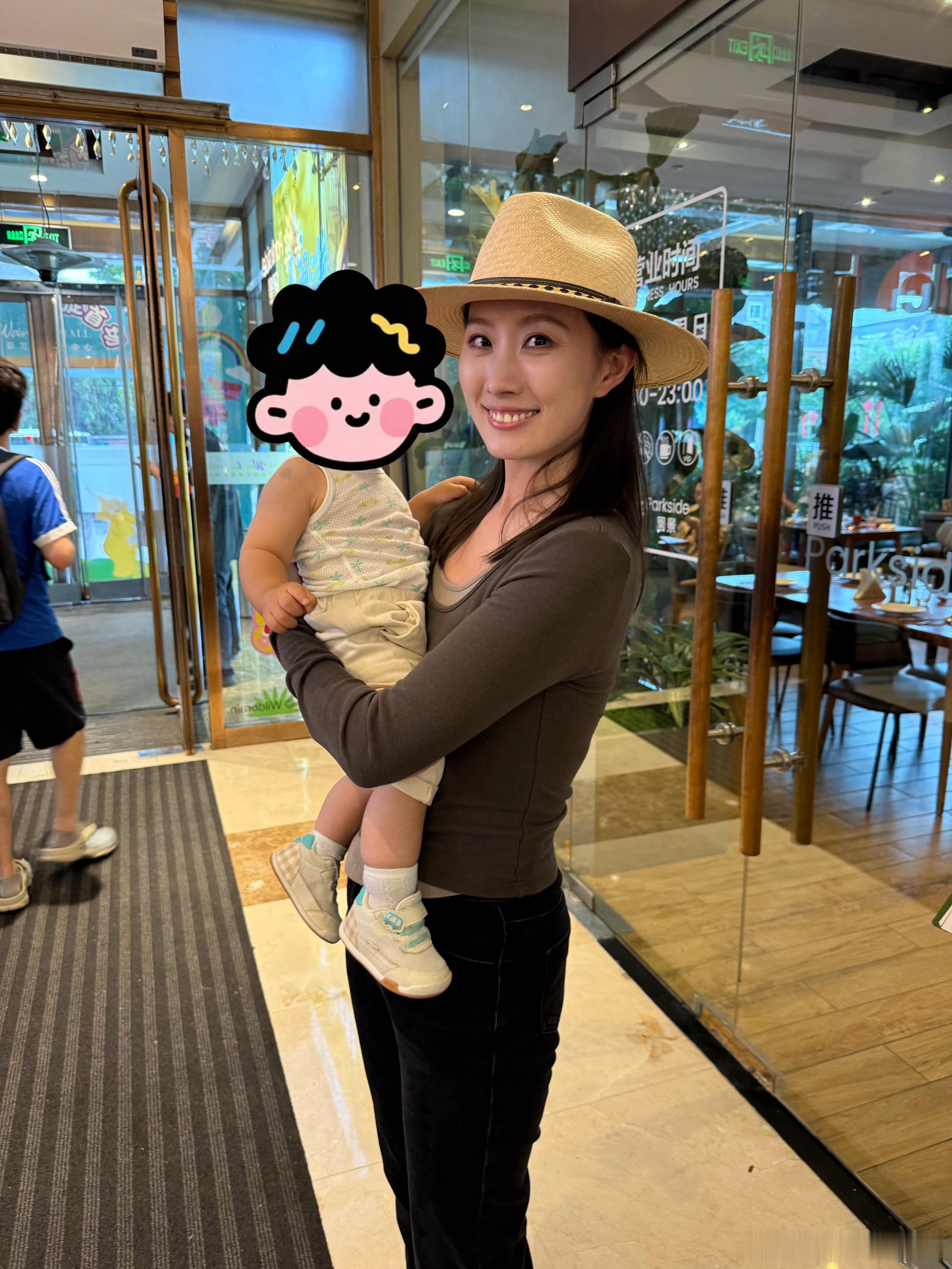 偶遇一下朋友家小宝抱娃手法这一块咱们现在是完美拿捏来个小孩就能顺手抱走！​​