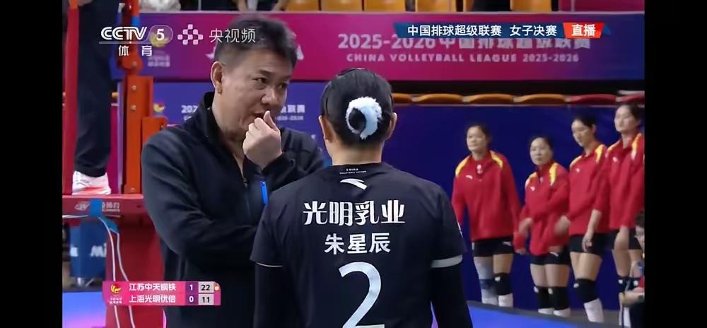 只要江苏女排稳稳接住大力跳发不卡轮，上海女排就没有什么优势可言。其实，常规赛双