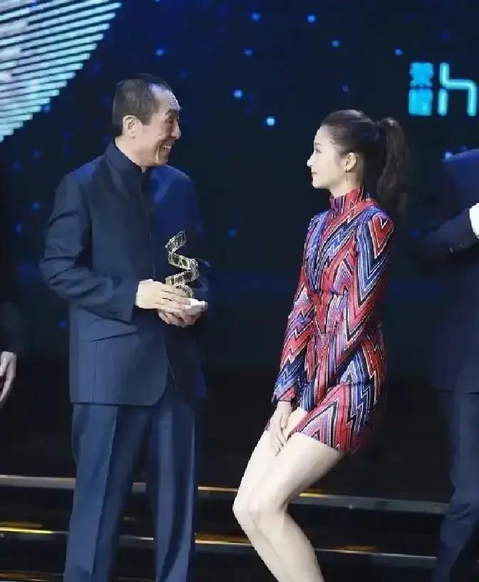 2018年，一次颁奖晚会上，关晓彤偶遇张艺谋，随后赶紧把双腿夹紧，身体下蹲，惹得张艺谋很纳闷，随后关