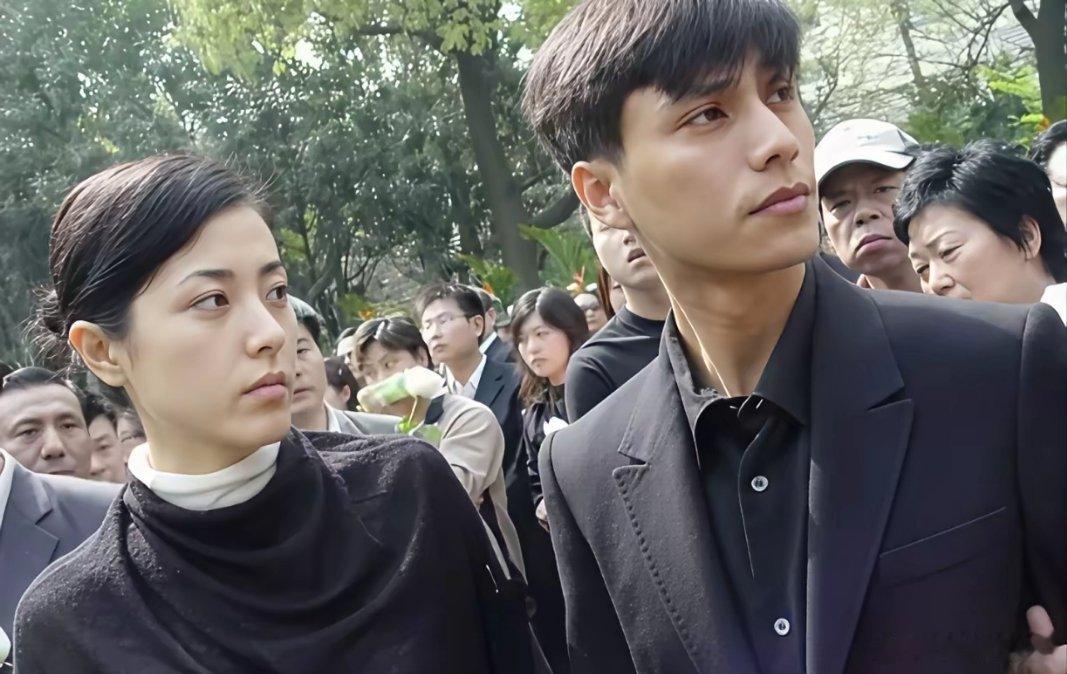 偶然翻到一张珍贵旧照，竟是陈坤与曾黎20年前一同出席陈逸飞葬礼时的同框画面！彼时