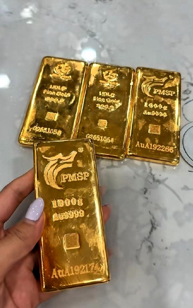 今天买黄金的人，简直就是撞了狗屎运了。7月14号，金价跌到了886一克，