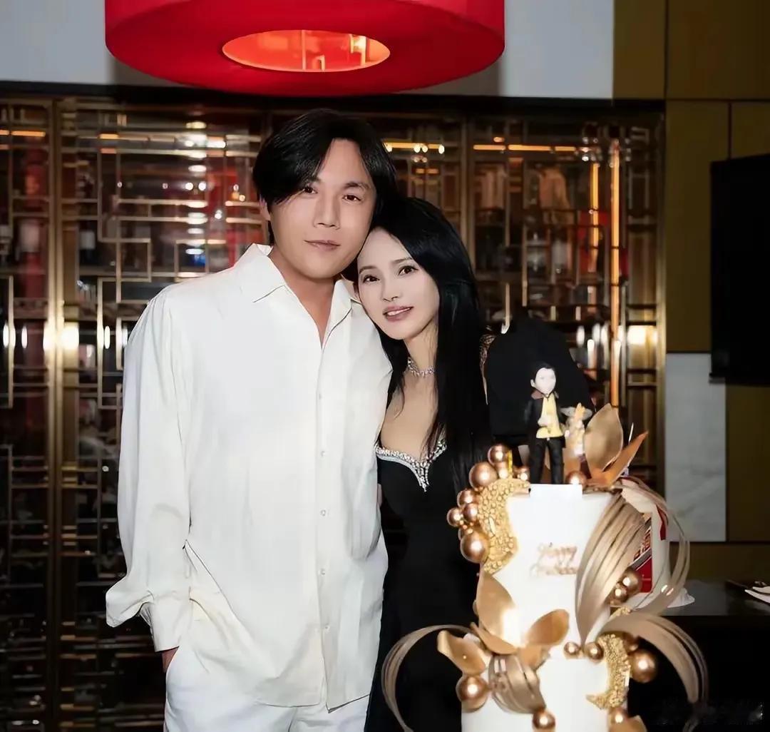 秦昊迎来47岁生日，伊能静工作室发出了他们一家五口的同框照片，镜头下一家五口温馨