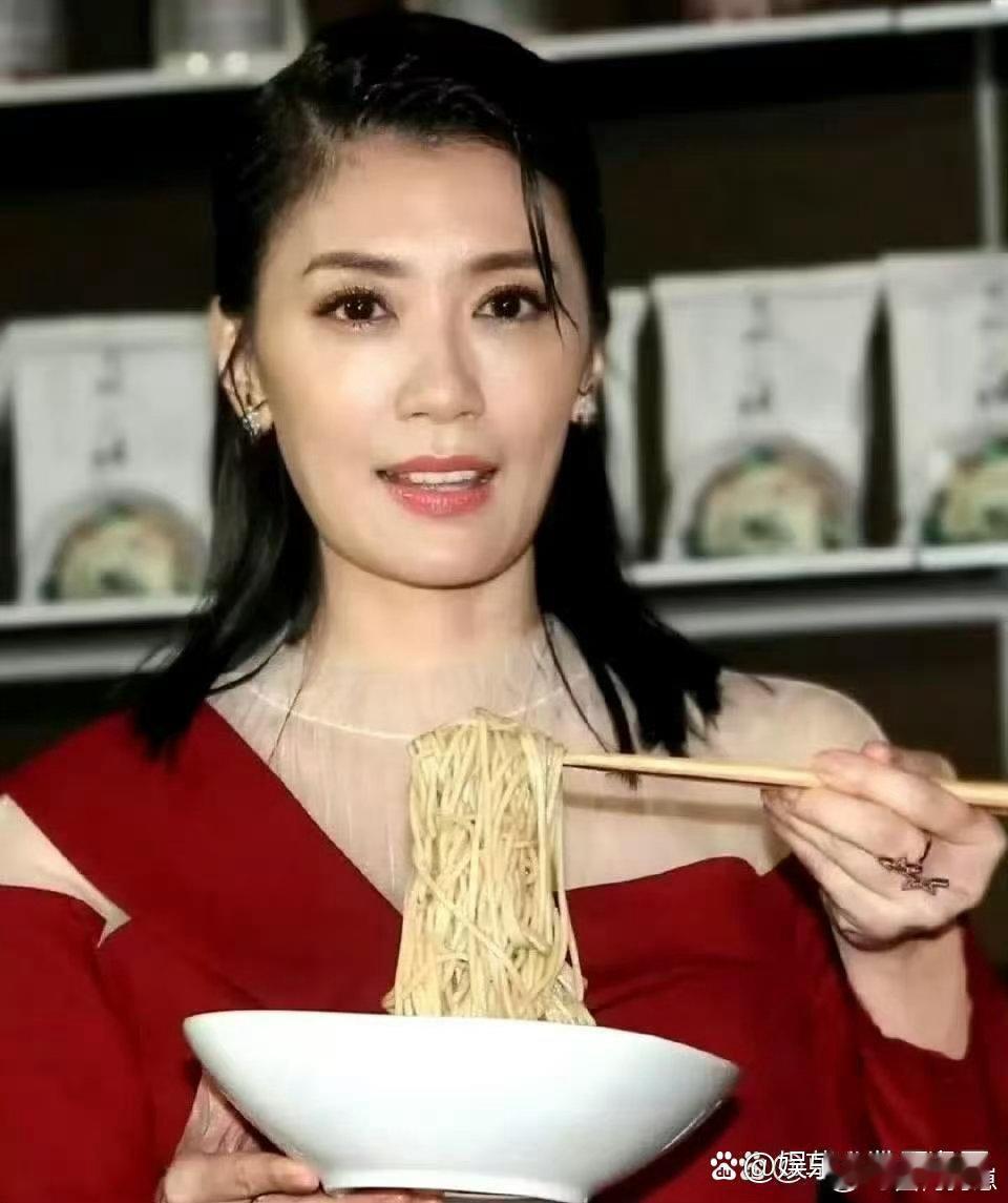 贾静雯吃面时神态悠然随性，一举一动都透着成熟温婉的韵味，氛围感格外动人。