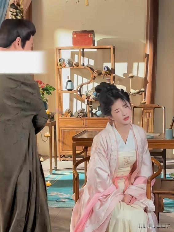 发饰飞出去3米！短剧片场掌掴疑云：是玩笑、霸凌还是炒作？7秒视频炸翻全网！短