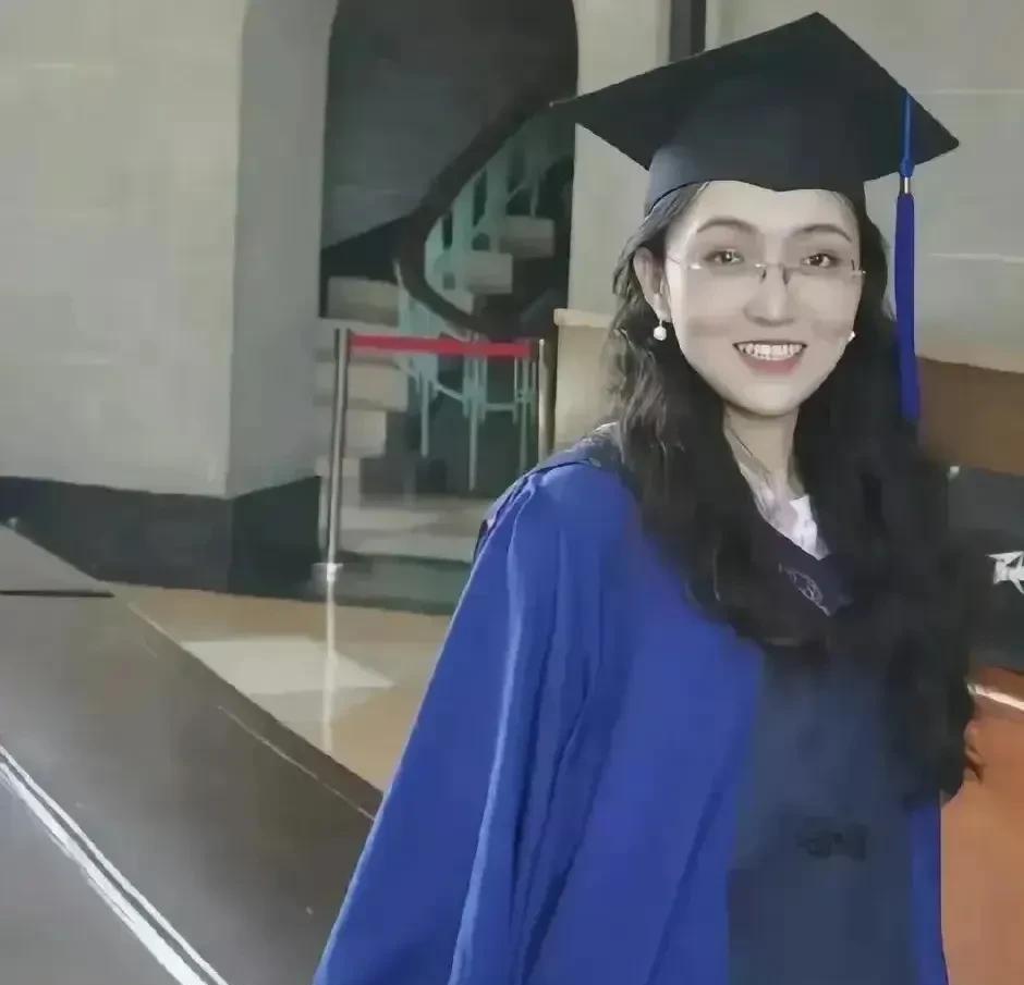 大快人心呐！2025年8月6日，香港浸会大学正式把杨某媛从拟录取博士生名单移除。