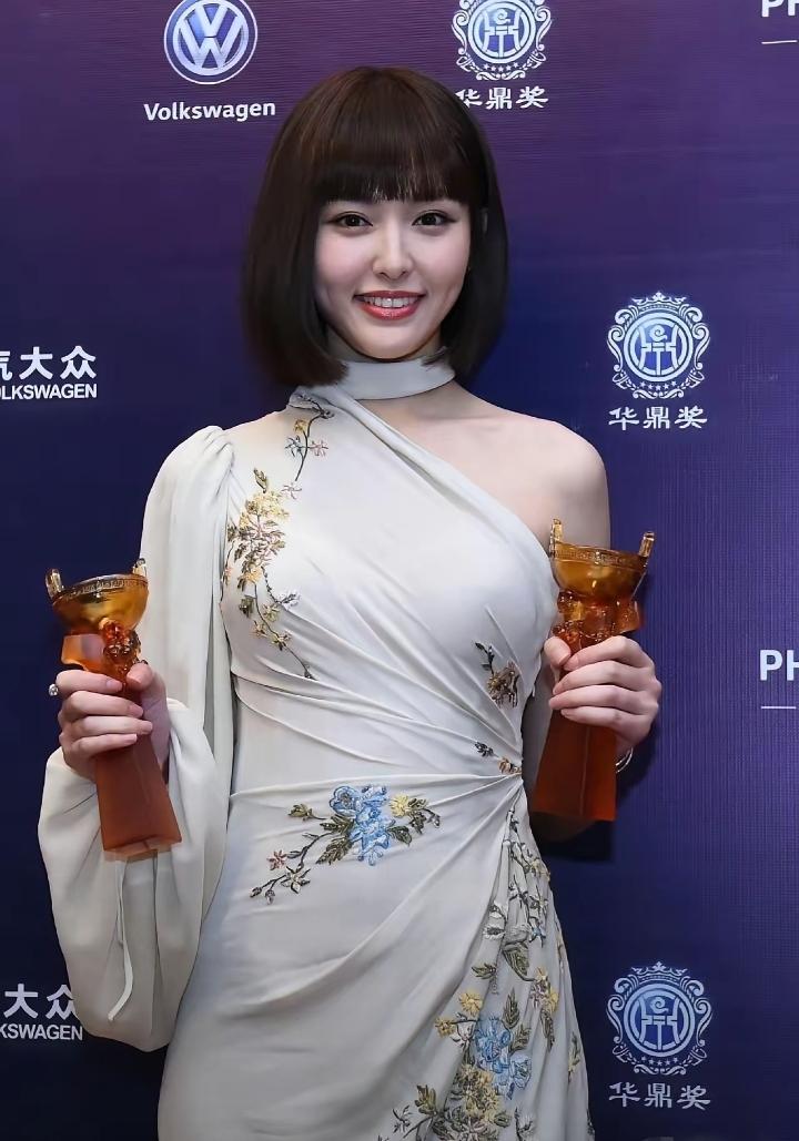 唐嫣这次的新造型真的太美了！换了新发型后，整个人气质大变，脸蛋圆润饱满，气色超好