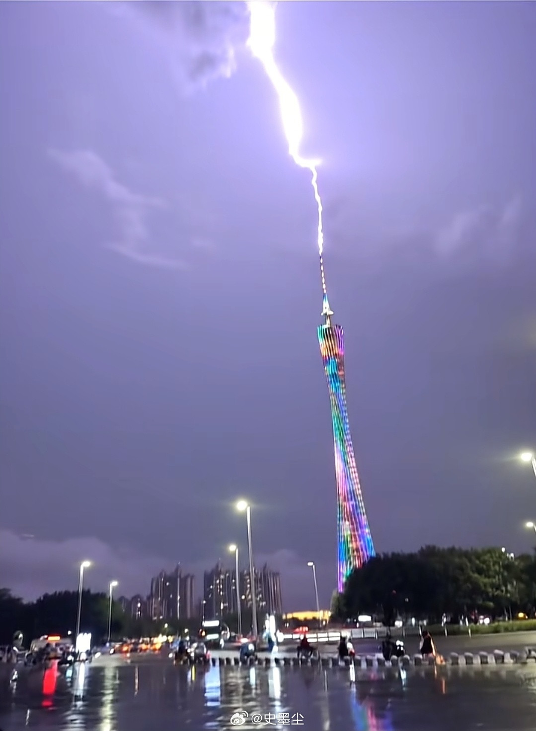 广州暴雨雷电已经记住了小蛮腰的挨劈地址，是被雷电击中次数最多的塔之一。