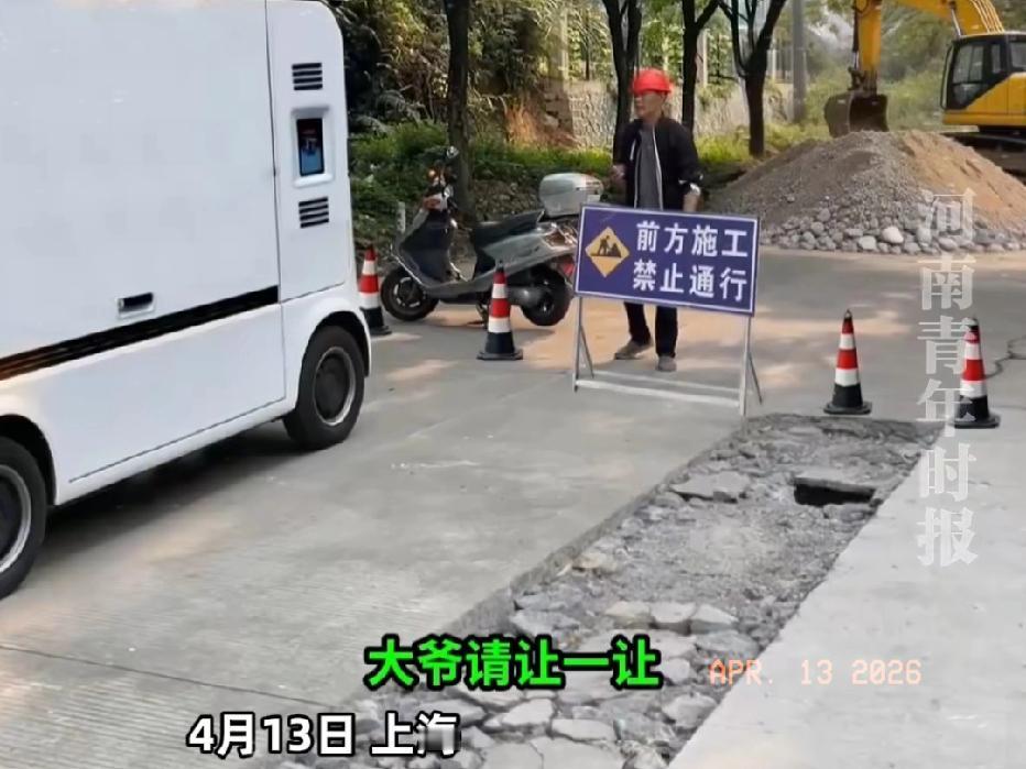 近日上海，一AI快递车在路上遇到了一位拦路施工的大爷，两人在马路上互不相让，甚至