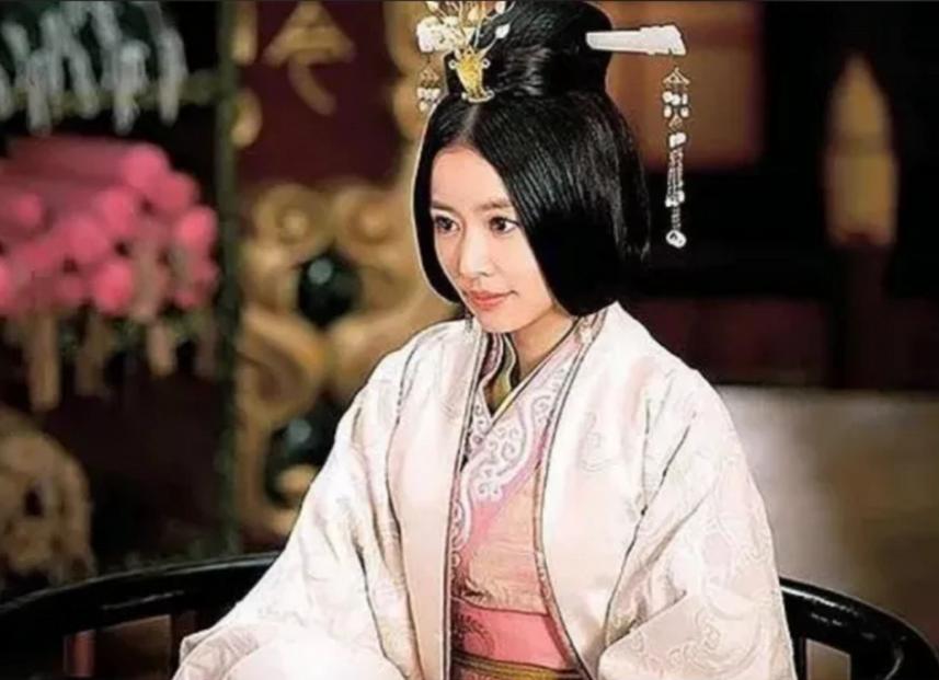 88年，汉章帝驾崩，31岁的窦皇后独守空房。葬礼上，她发现皇侄刘畅生得俊美儒雅，