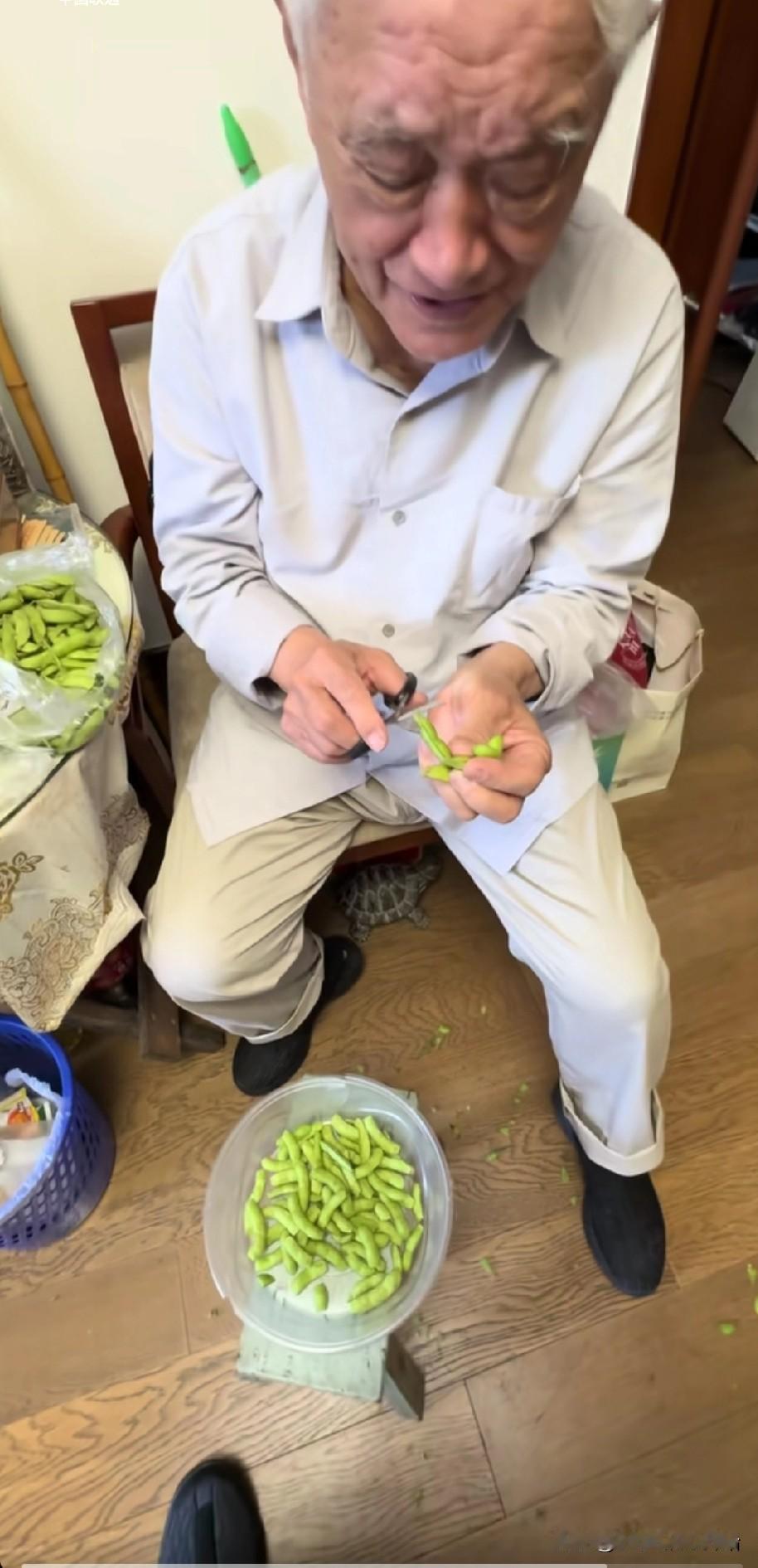 老艺术家牛犇真的太了不起了。虽然他九十岁高龄了，在养老院还坚持自己做菜吃。他