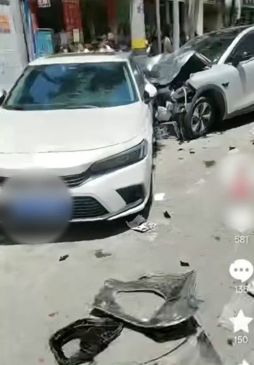 遭追尾双车夹击身亡女子家属发声陕西咸阳乾县一名38岁女子在接女儿放学时，停好电动