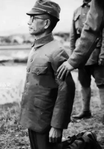 1947年，一个日军中将被执行枪决，行刑的战士朝他开了三枪，他没死，监刑军官示意