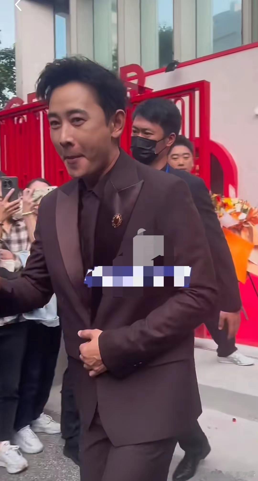 网友偶遇罗晋和电视上差别挺大的，皮肤好黑眼袋好大长得不精致​​​