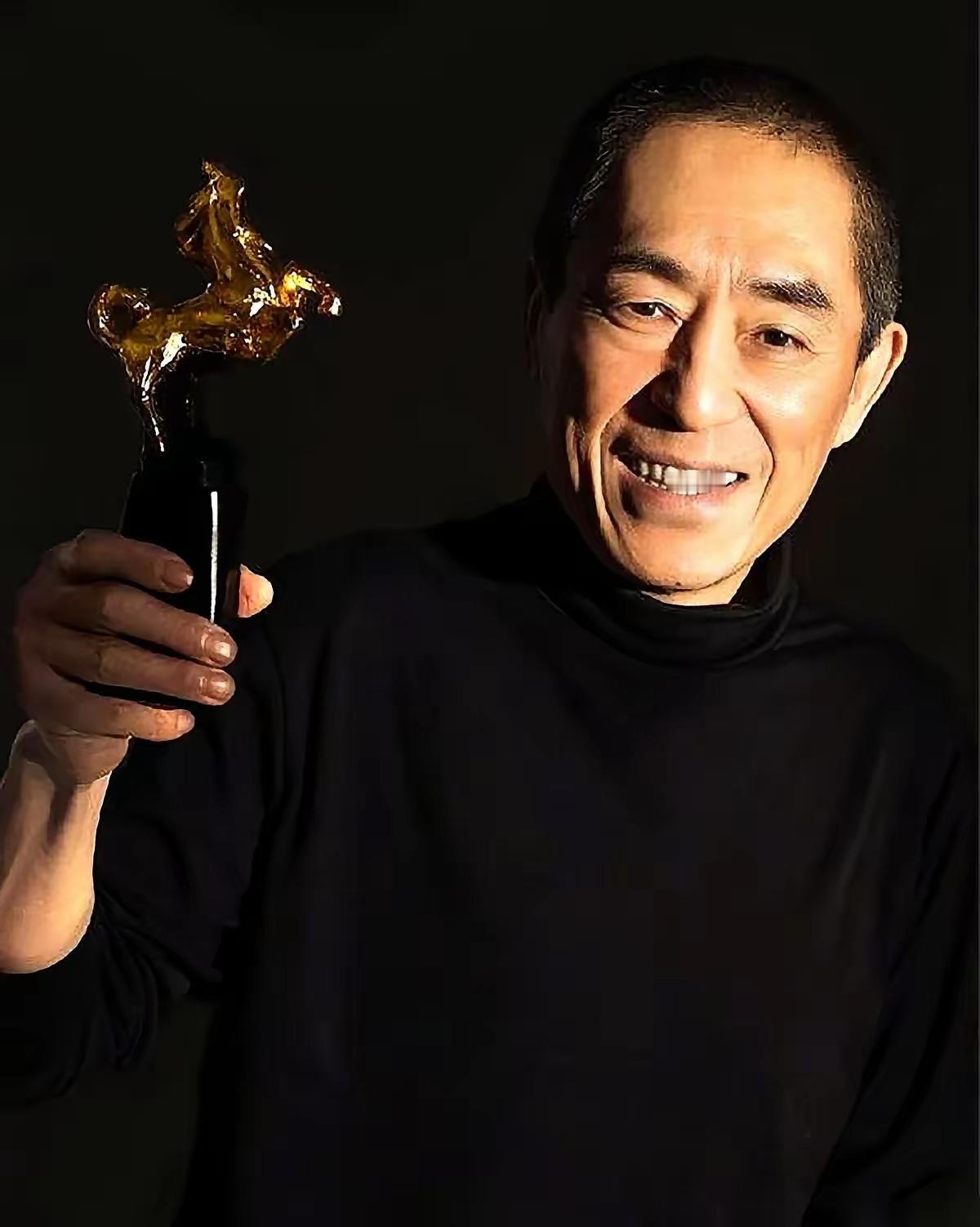 张艺谋回老家，对着修了一辈子自行车的残疾弟弟，说：哥给你三个选择。​​要么