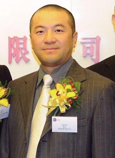 2012年，他离婚分走前妻200亿、买别墅、娶空姐，在伦敦买下了一栋希尔顿酒店，