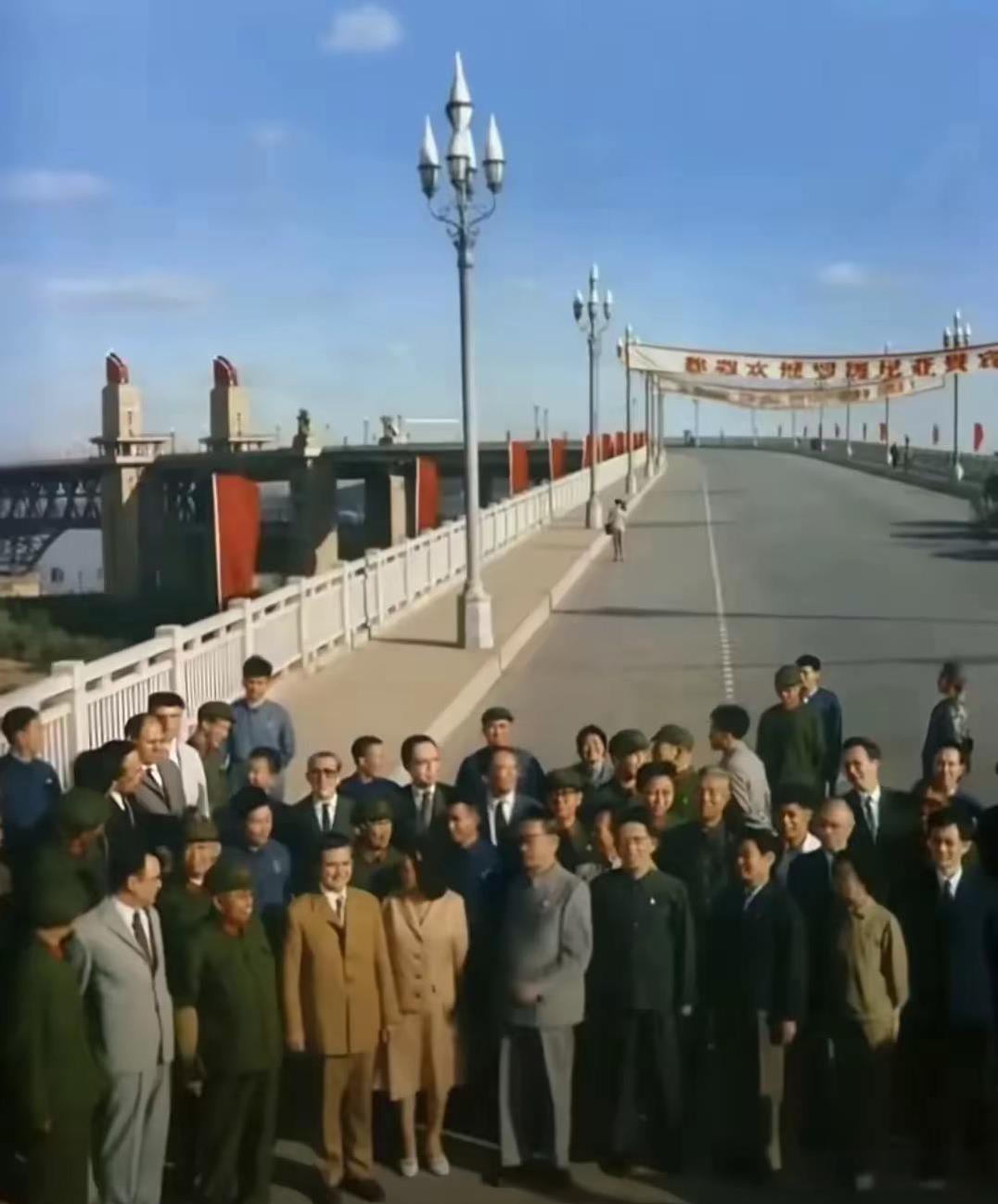 1971年，周恩来总理和随行人员在南京长江大桥合影。南京是历史名城，南京长江大