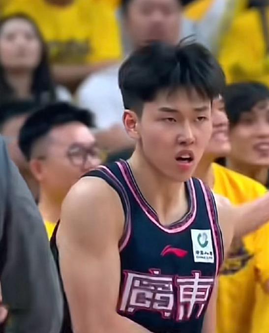 李义臻被广东队扫地出门了，想想前两年李义臻还在辽粤半决赛里“防”的赵继伟过半场都