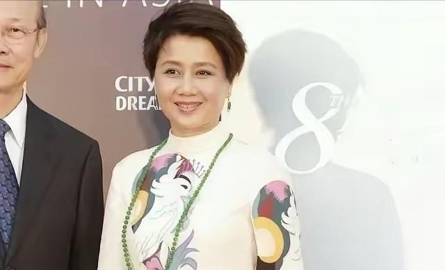 奚梦瑶从四太那里得到的最大奖励，不是10亿基金。是你最近总看见她陪在四太身边。