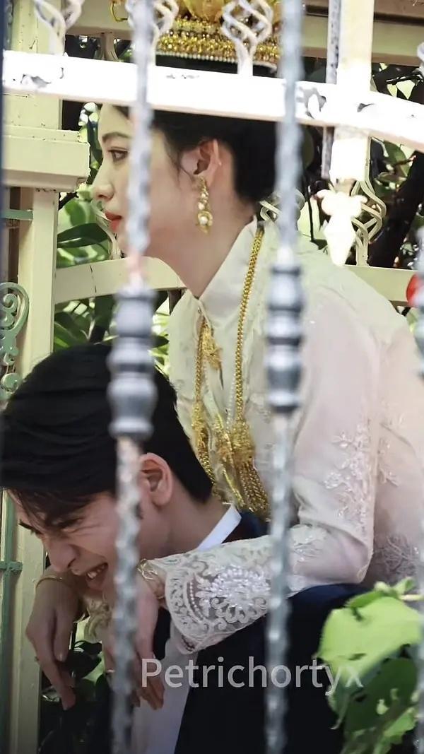 张凌赫你做下表情管理啊喂！！背王楚然大美女，给你背出啥表情了[哭哭]王楚然无妄之灾