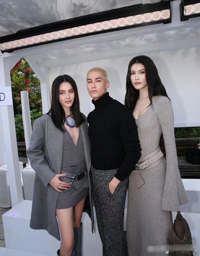 何穗的皮肤不是一般的白，比白人的肤色还要白啊。