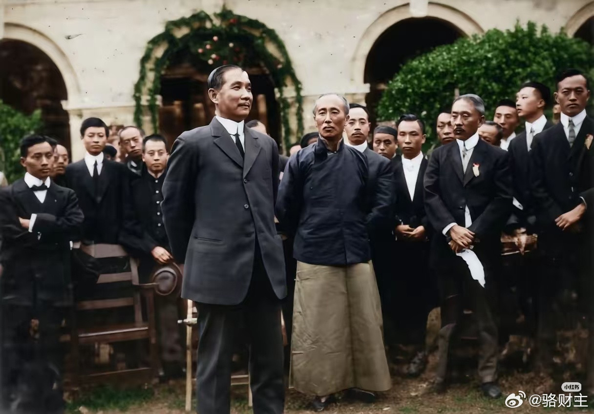 1912年10月10日，上海。这是个特别的日子——武昌起义整整一周年。街头巷尾，