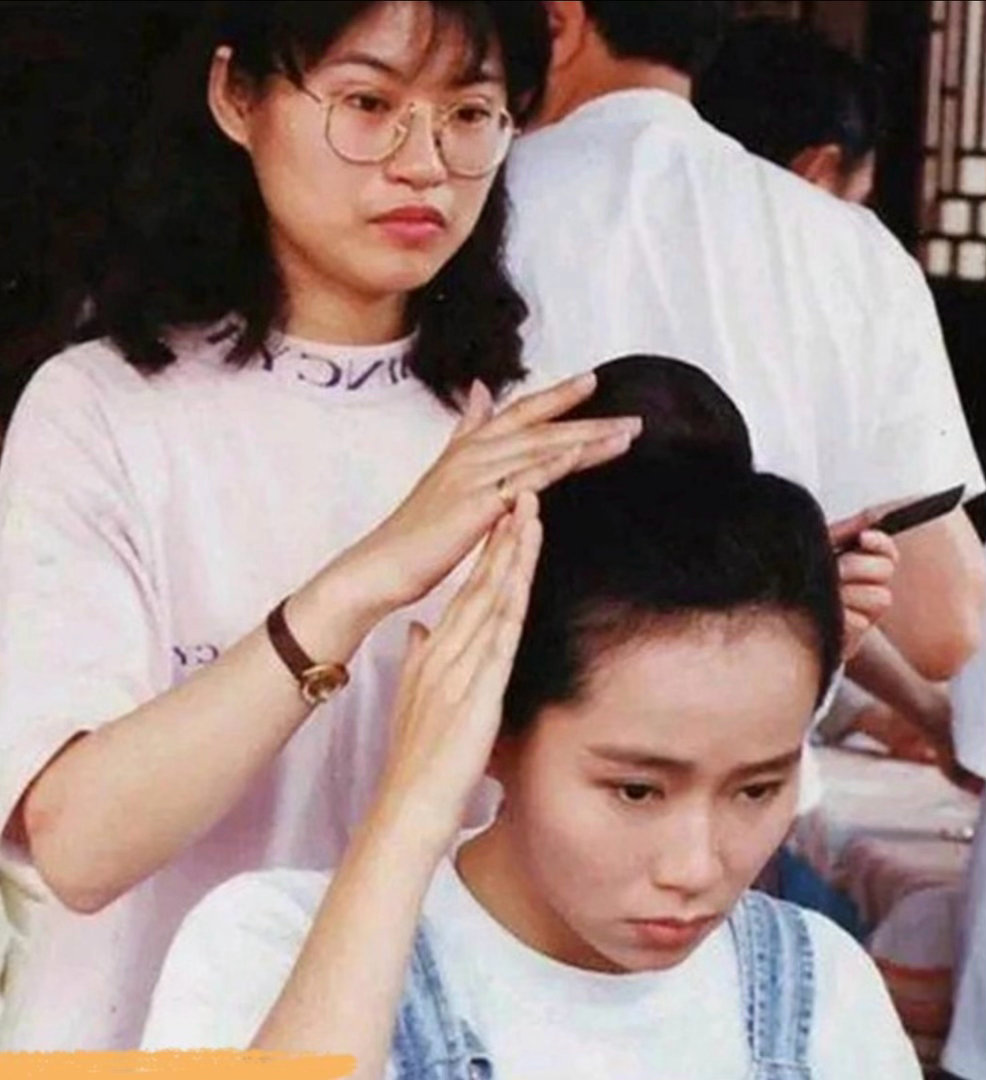 白娘子老照片，片场休息拍摄