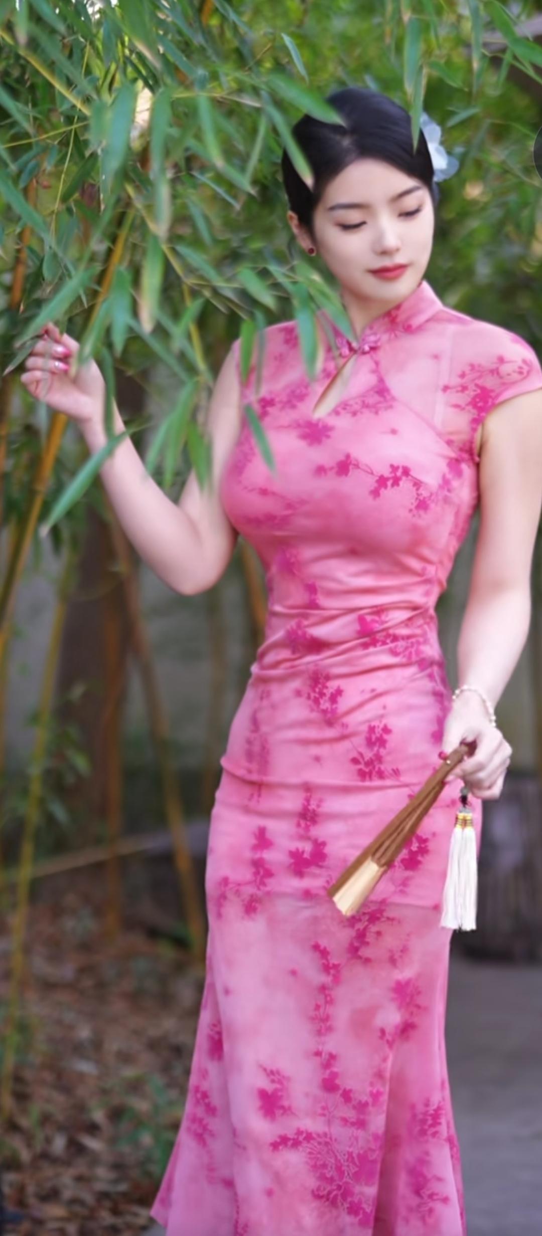 优雅旗袍，竹林漫步，韵味十足。