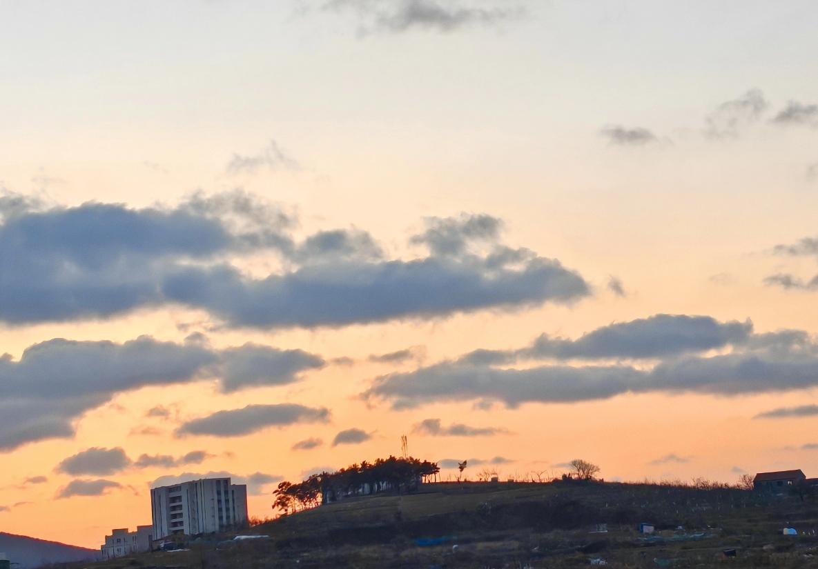 日出是那么美丽，有了几朵云彩增加了色彩。