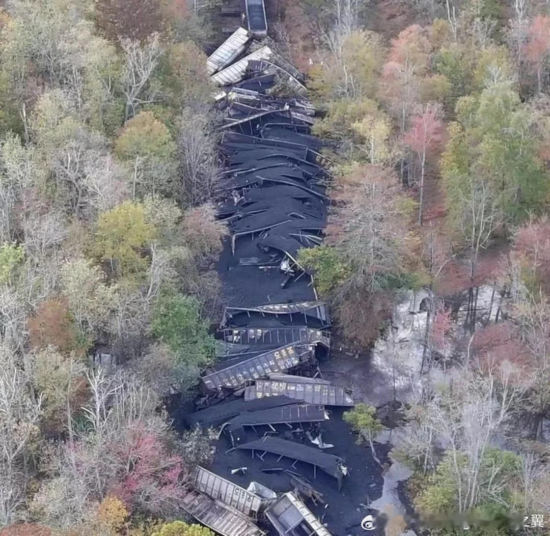 10月25日美国运煤火车发生重大脱轨事故，53节车皮和两辆火车头坠入弗吉尼亚州新