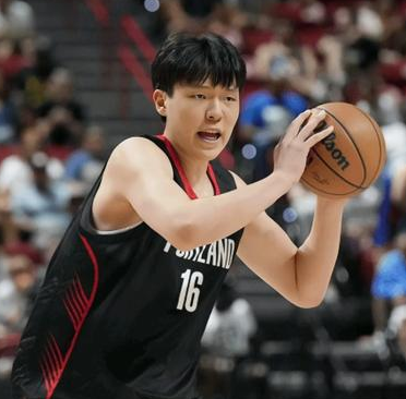 库里谈杨瀚森。在中国行的库里被问如何看待刚刚加入NBA的杨瀚森，他表示：随着NB