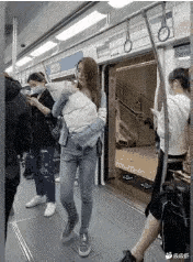 地铁上的一幕说白了好人还是不能当[打脸]