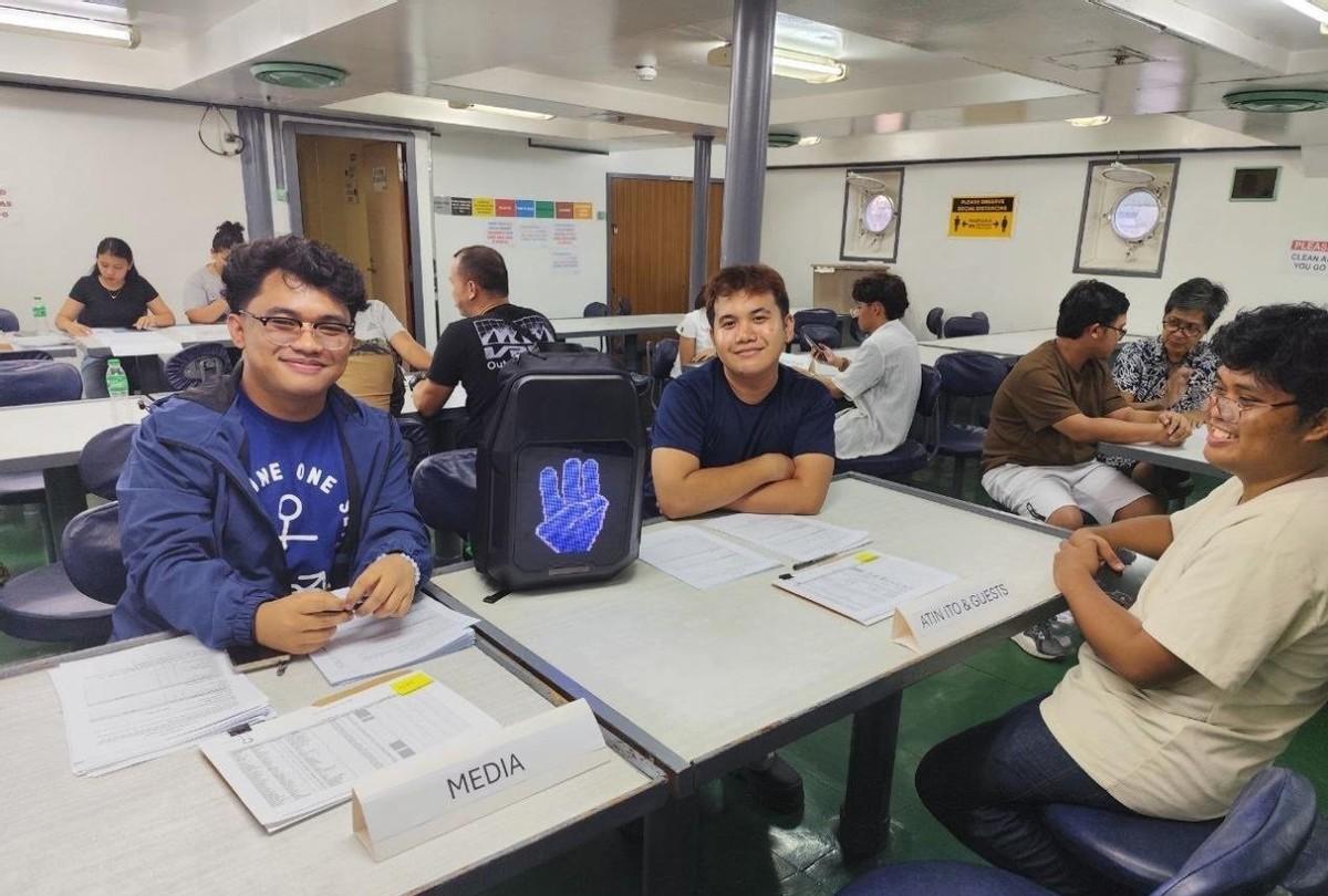 美方出钱支持，菲方发动民间5000吨大船要强闯铁线礁，结果下一刻被一耳光打懵据