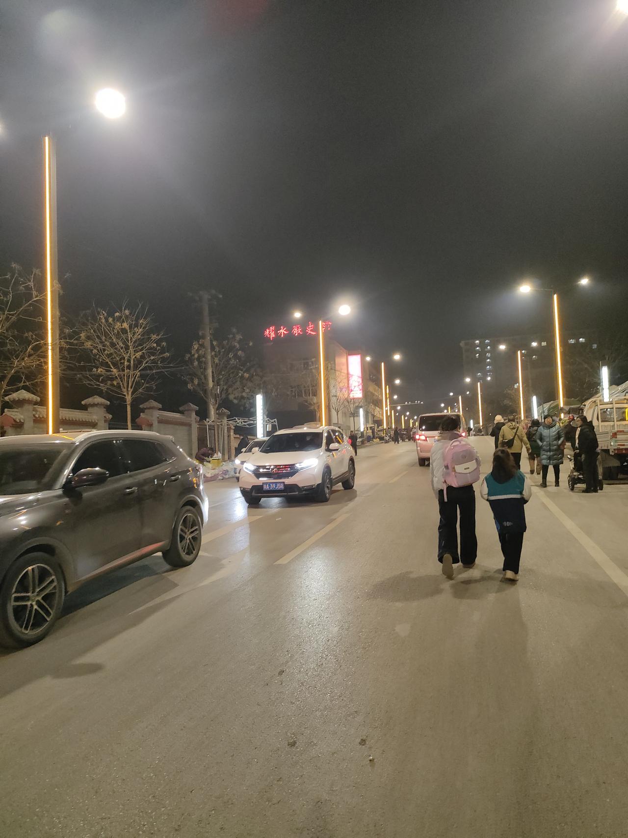 活到这把年纪，总算摸透了为人处世的三个门道：别总想着炫耀自己多聪明，别费劲去改变