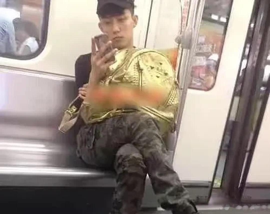黄景瑜当模特那会儿的旧照里，他拎着个土豪包坐地铁，就因为长得帅被人偷拍了。