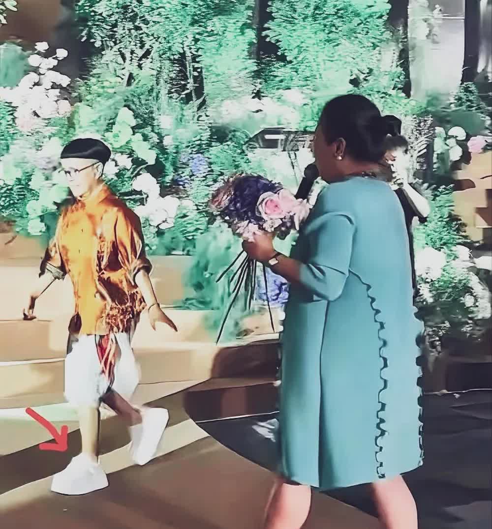 金龟子给女儿女婿补办婚礼，场面那叫一个温馨！亲家一家都是高颜值，高个子，穿搭喜庆