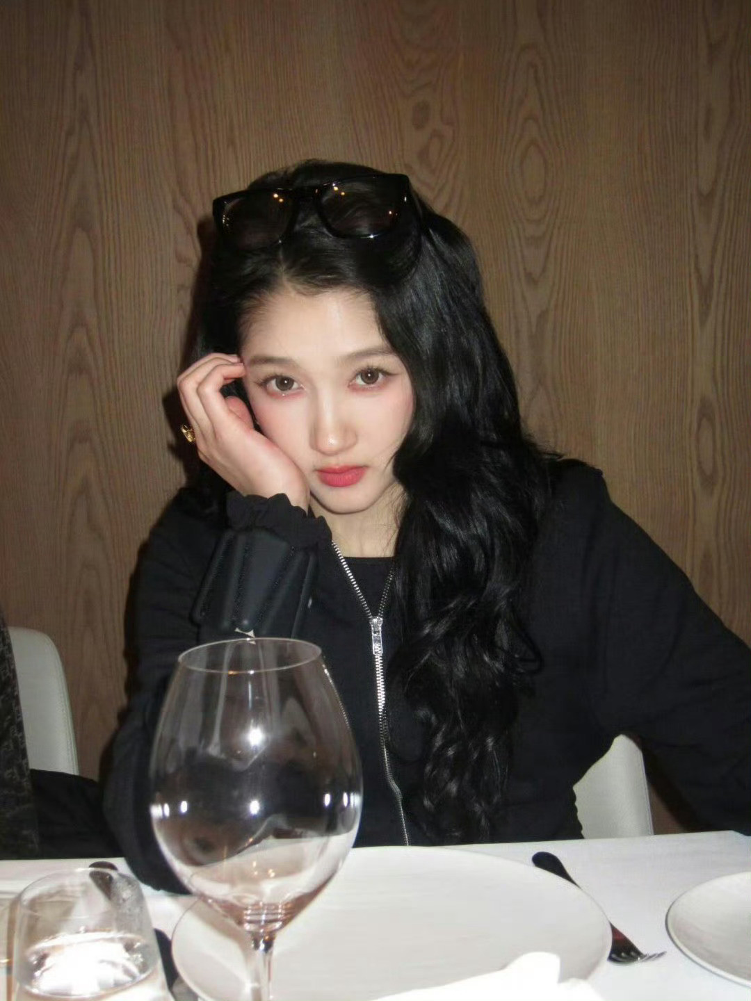 原来关晓彤的手这么大啊哈哈哈哈最新状态真的好到爆！